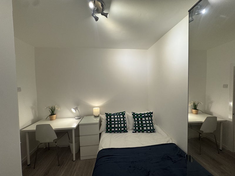 Room Poynders Gardens in Greater London