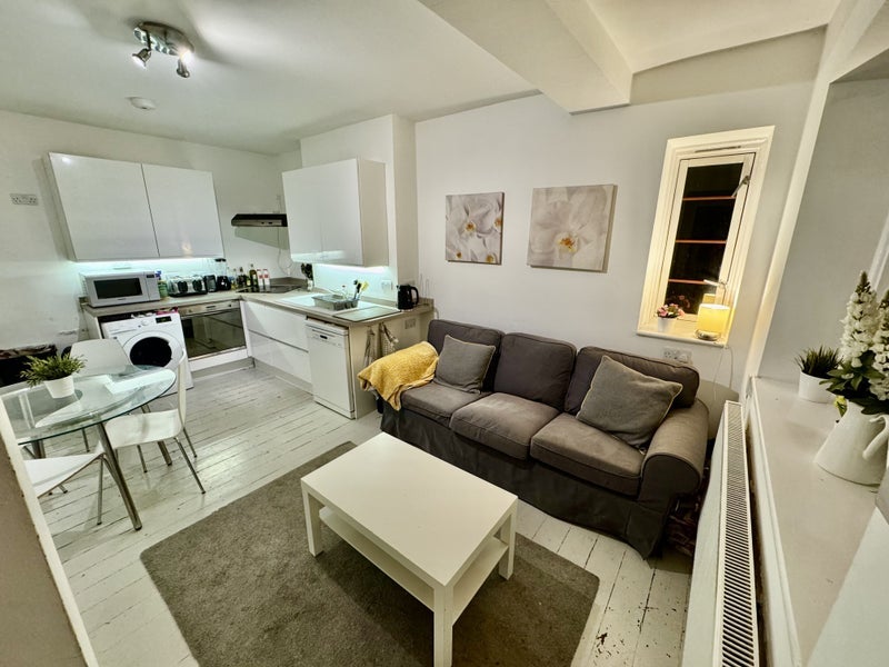 Room Poynders Gardens in Greater London