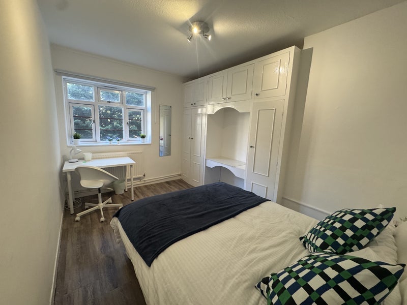 Room Poynders Gardens in Greater London