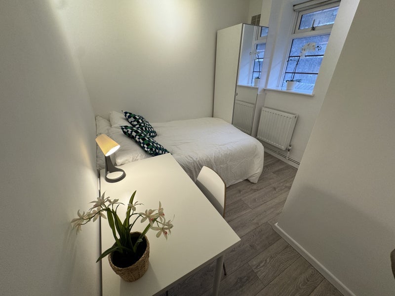 Room Poynders Gardens in Greater London