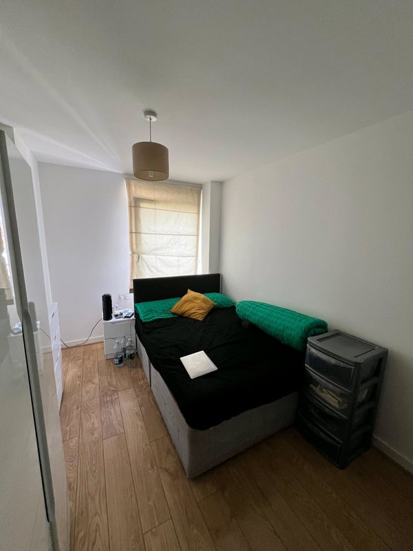 Flat Empire Way in Greater London