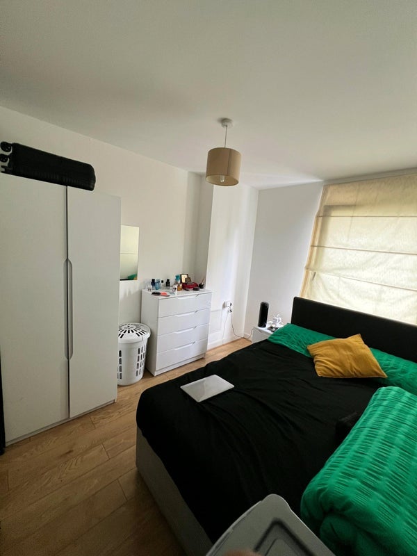 Flat Empire Way in Greater London
