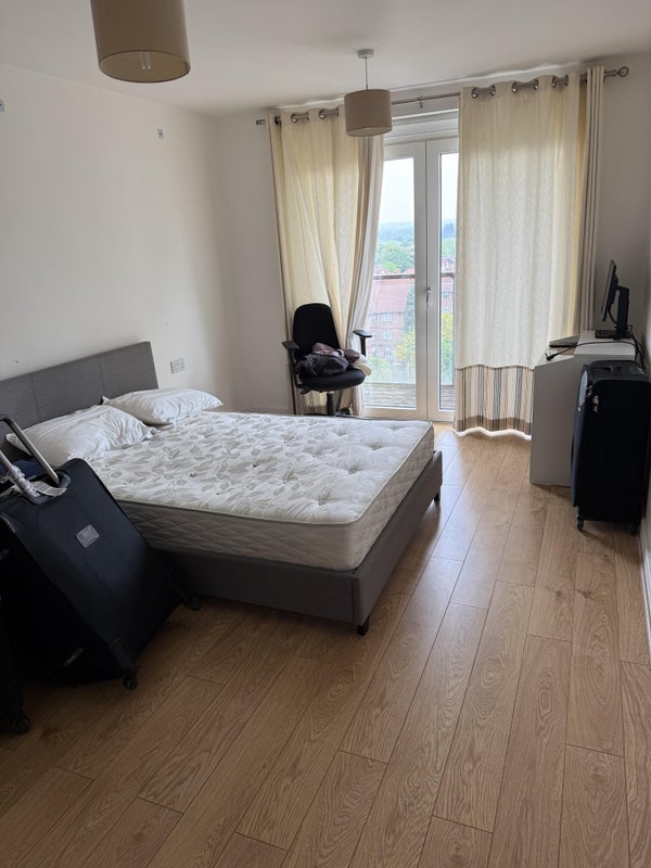Room Empire Way in Greater London