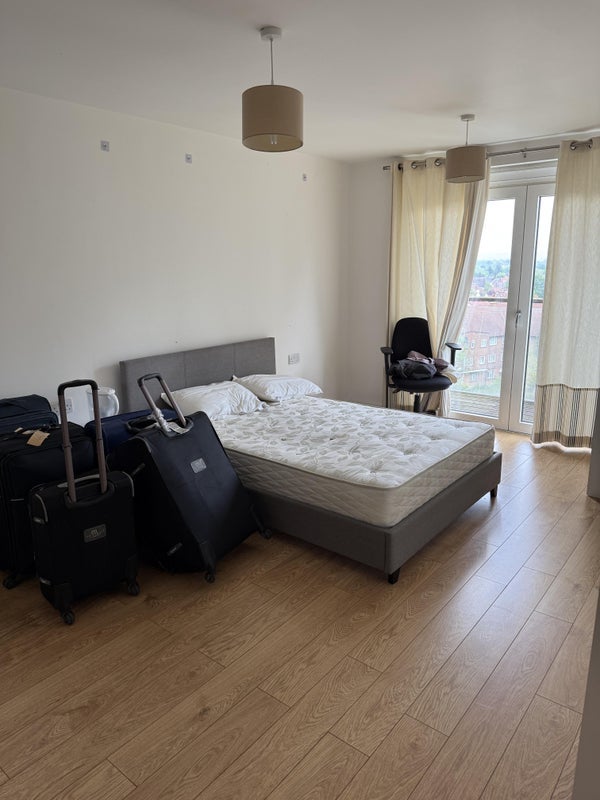 Room Empire Way in Greater London