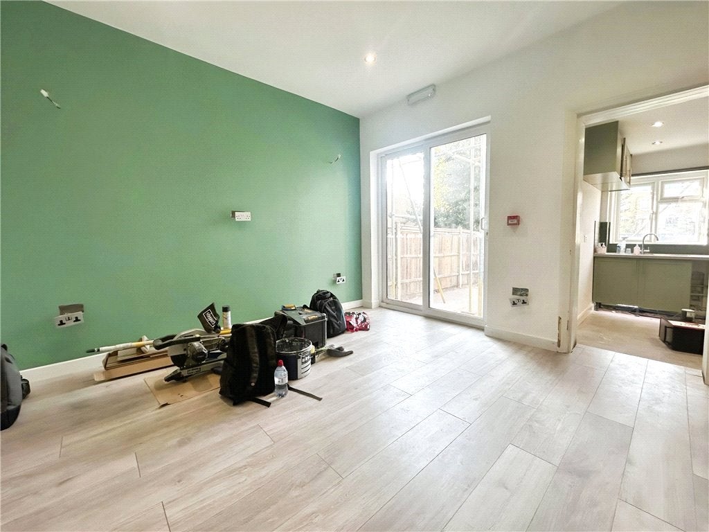 Room Weston Road in Guildford