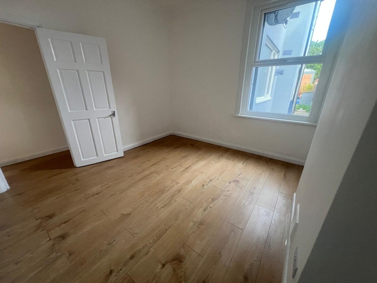 Flat Maybank Road in Greater London