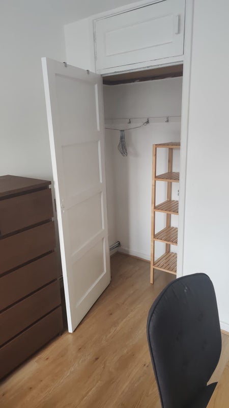 Room Evelyn Walk in Greater London