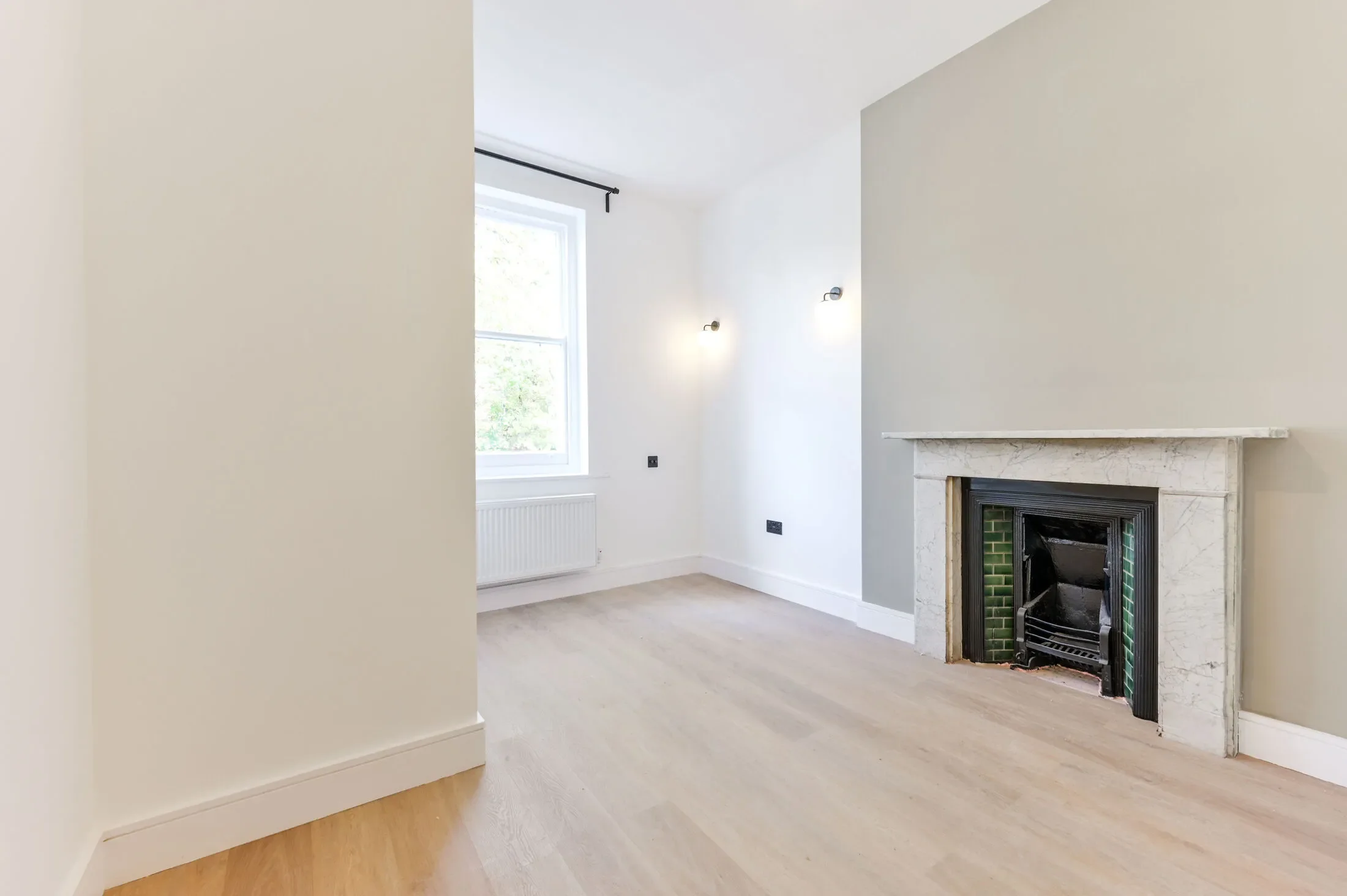 Flat Montpelier Road in Greater London