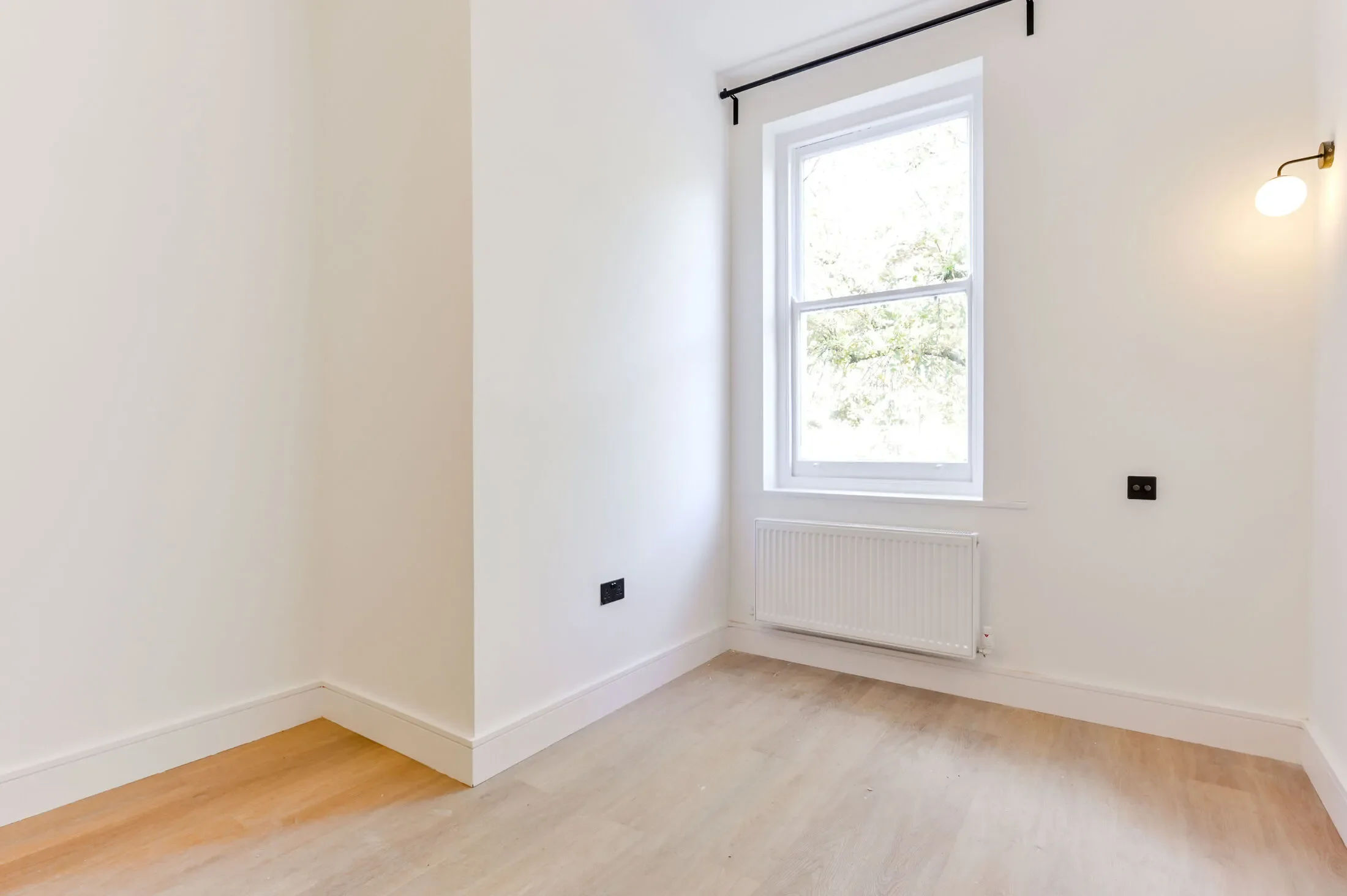 Flat Montpelier Road in Greater London