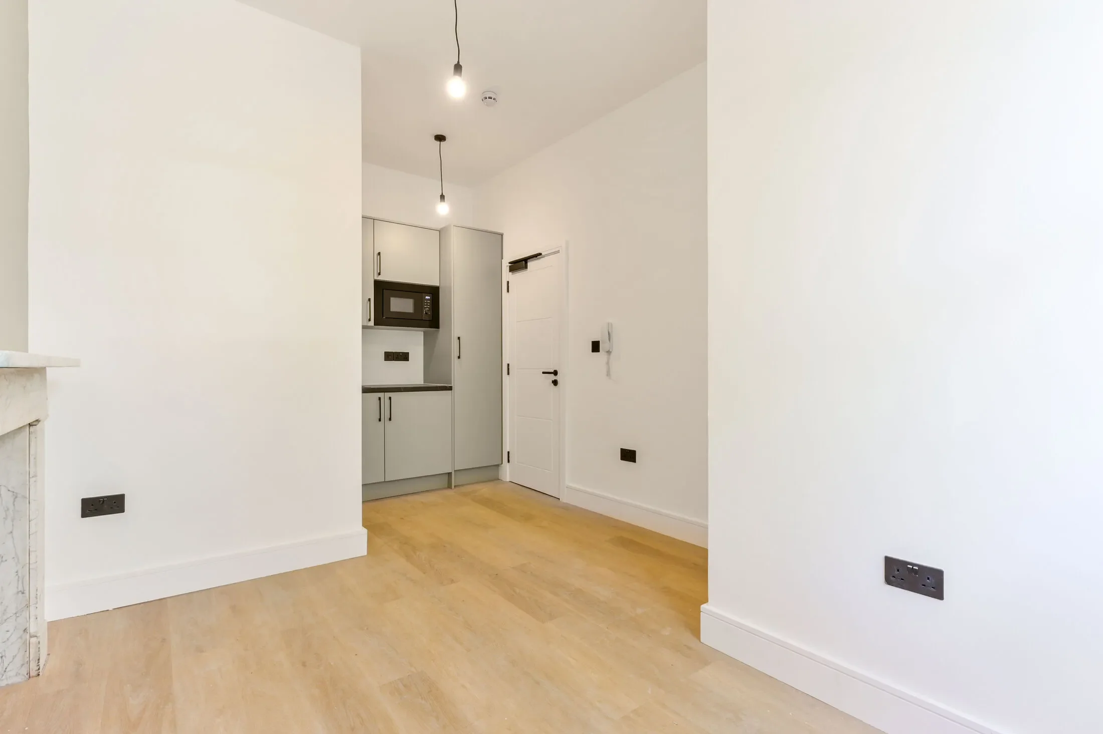 Flat Montpelier Road in Greater London