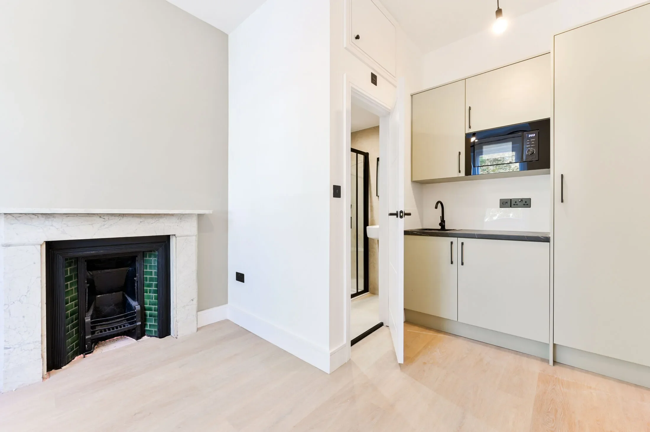 Flat Montpelier Road in Greater London