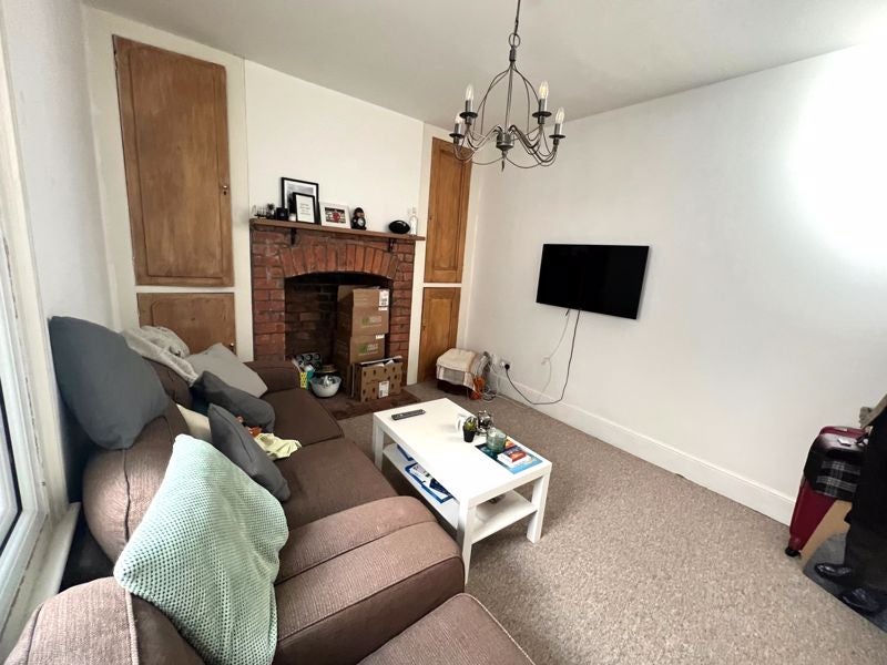 Room Sollars Close in Hereford