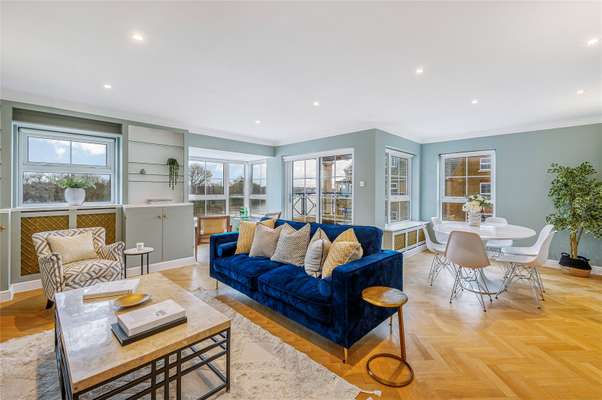Flat Russell Close in Greater London