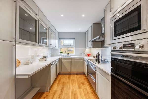 Flat Russell Close in Greater London