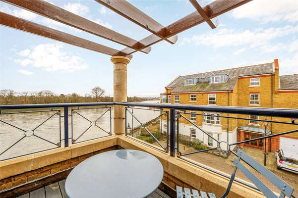 Flat Russell Close in Greater London
