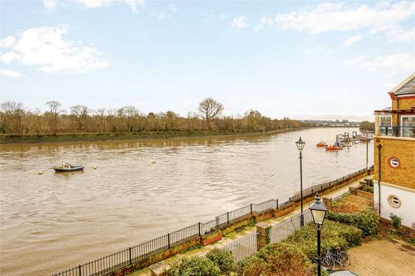 Flat Russell Close in Greater London