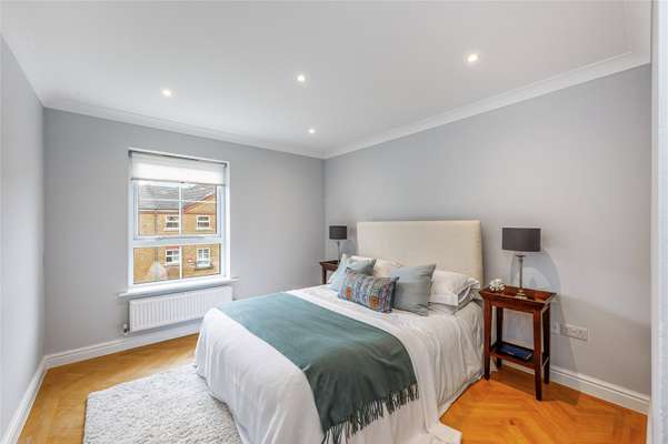 Flat Russell Close in Greater London