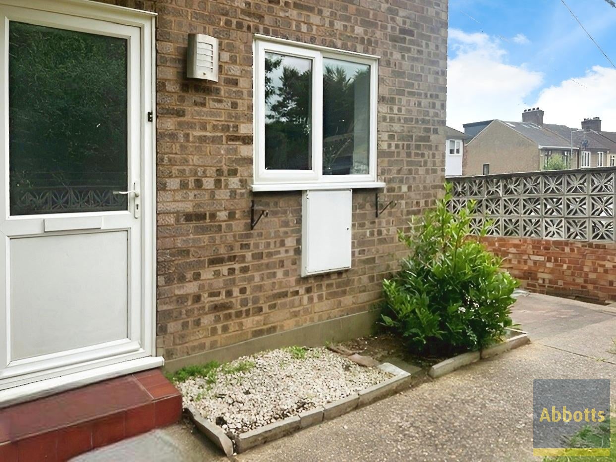 Flat Salisbury Road in Grays