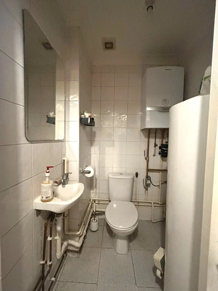 Room Kilburn High Road in Greater London