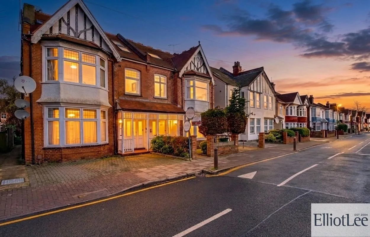 Flat Hindes Road in Greater London