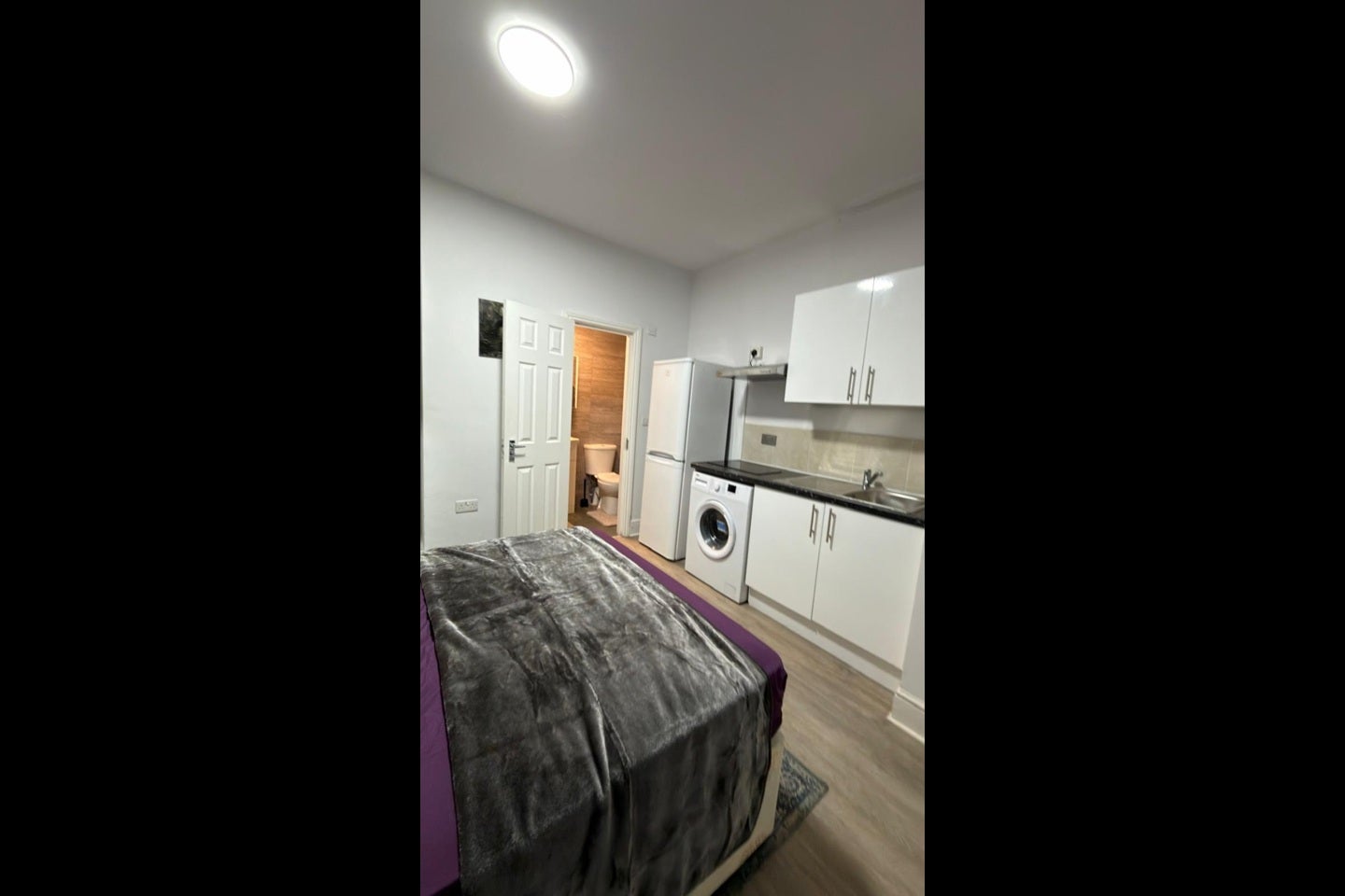 Flat Parkfield Road in Greater London