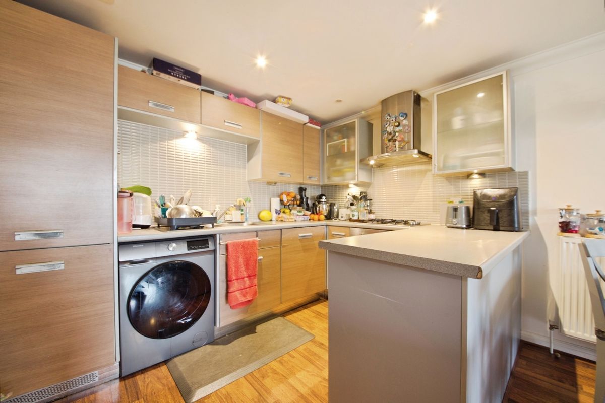 Flat Oldchurch Road in Greater London