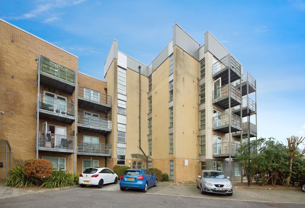 Flat Oldchurch Road in Greater London