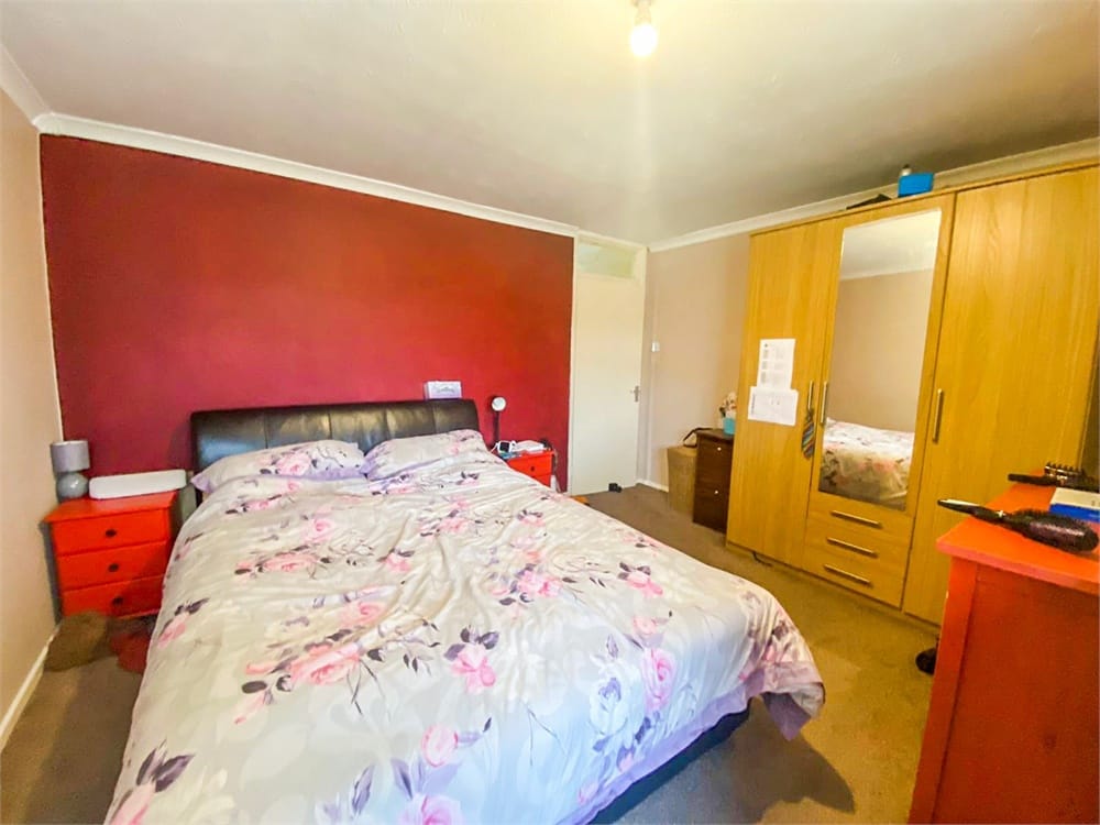 Flat Laburnum Grove in Slough