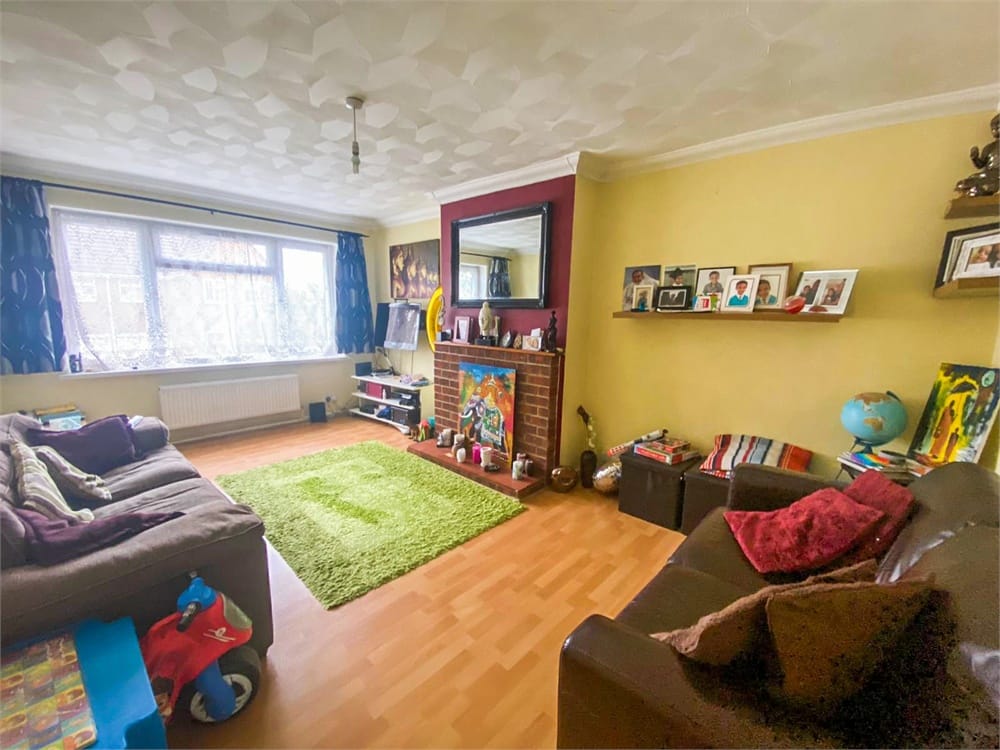 Flat Laburnum Grove in Slough