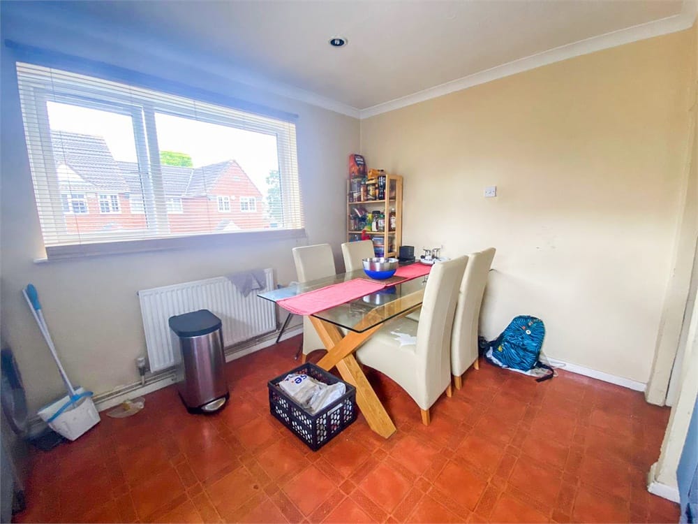 Flat Laburnum Grove in Slough