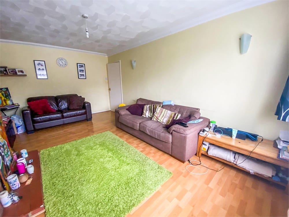 Flat Laburnum Grove in Slough