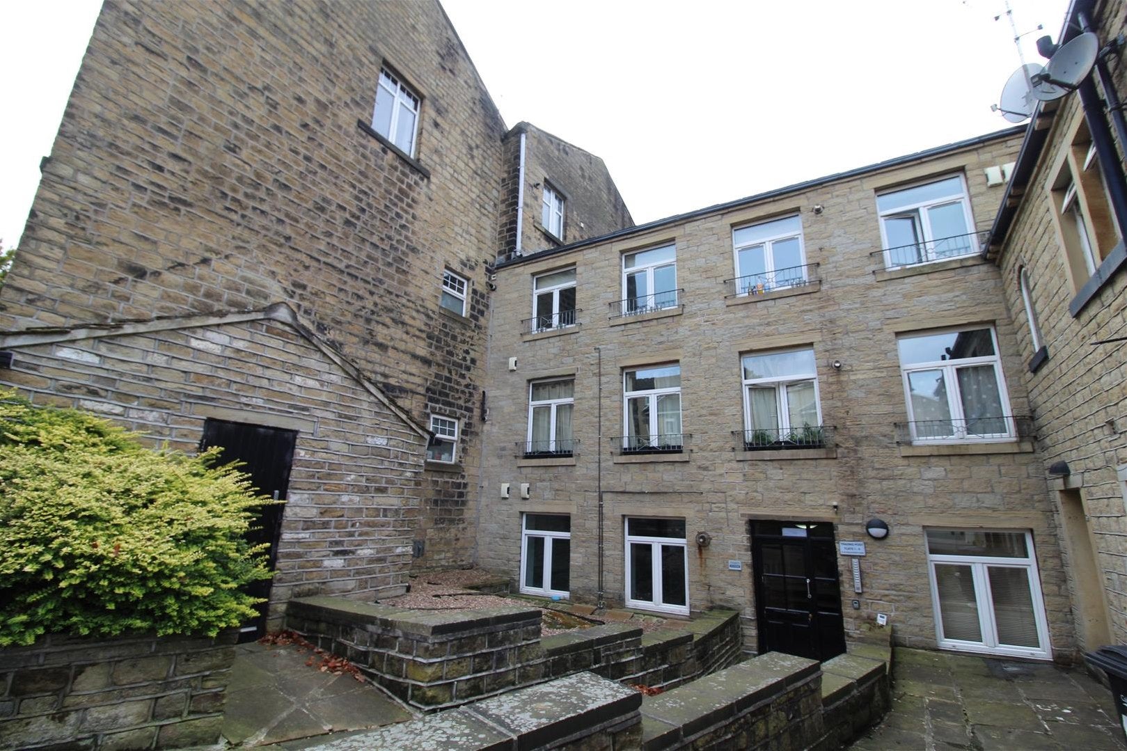 Flat Saddleworth Road in Calderdale