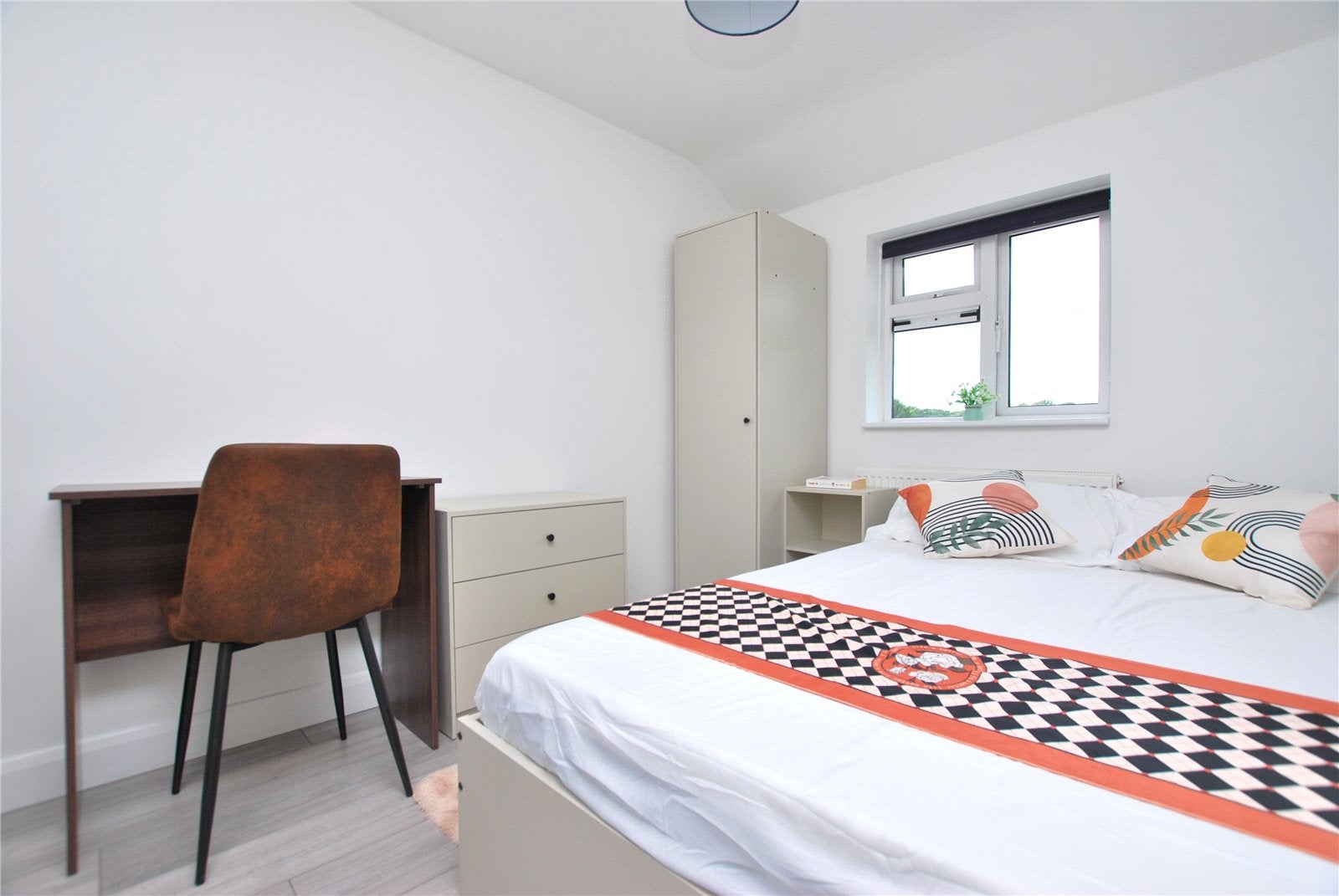 Room Broomfield in Guildford