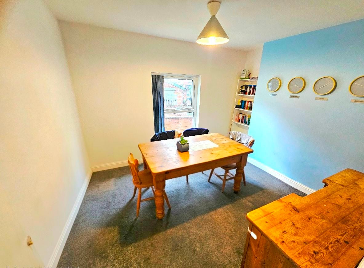 Room Carrill Grove in Manchester