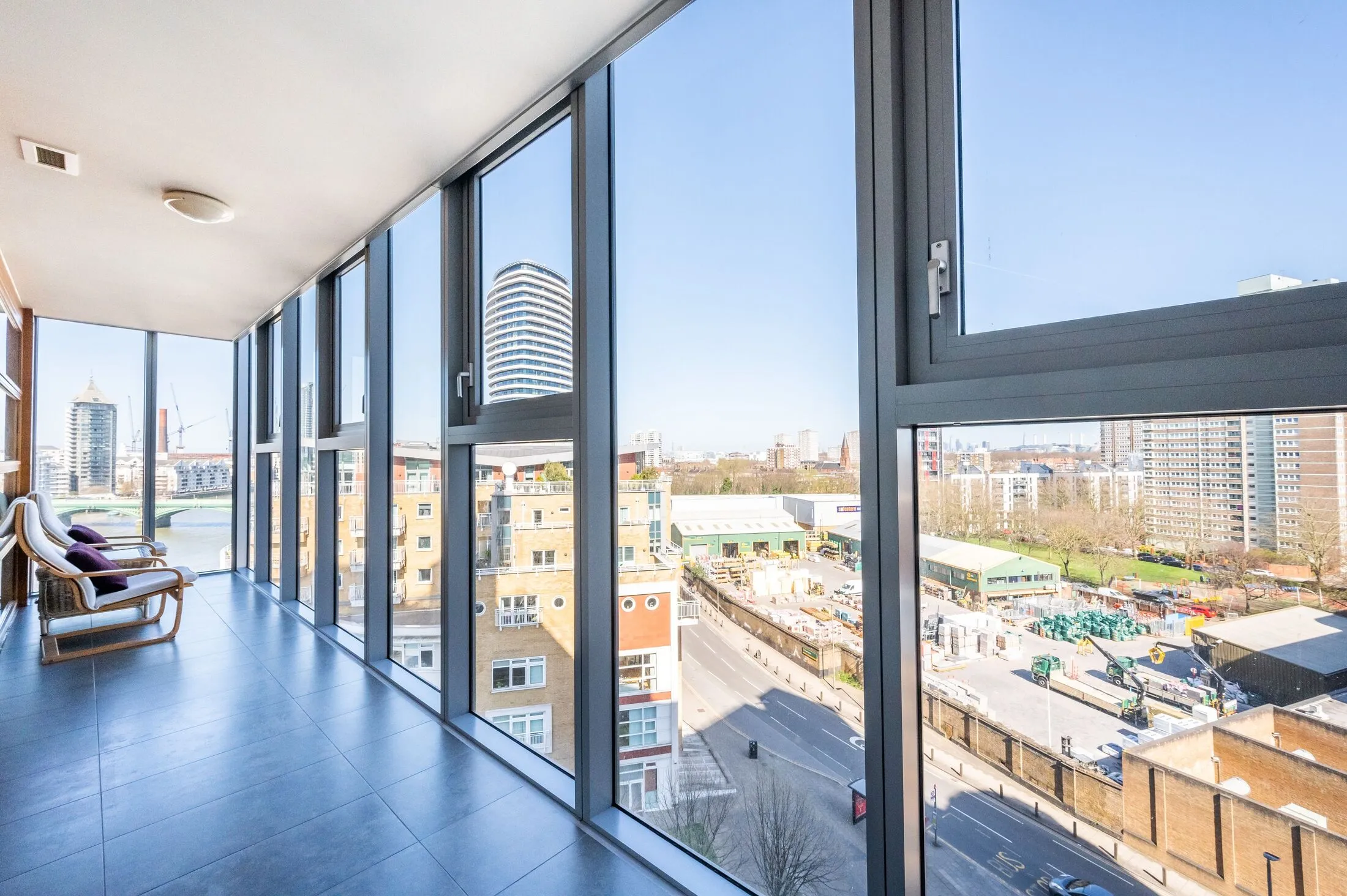 Flat Lombard Road in Greater London
