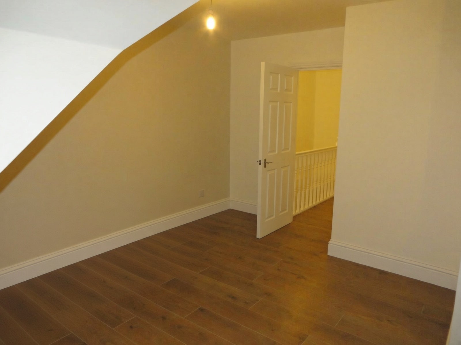Flat Norbury Court Road in Greater London