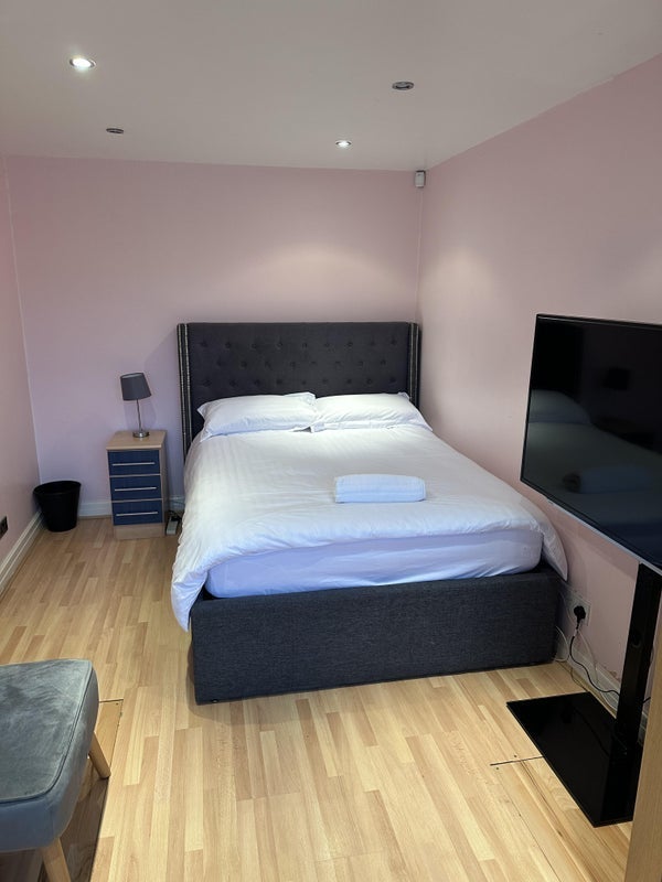 Room Hardfield Road in Middleton