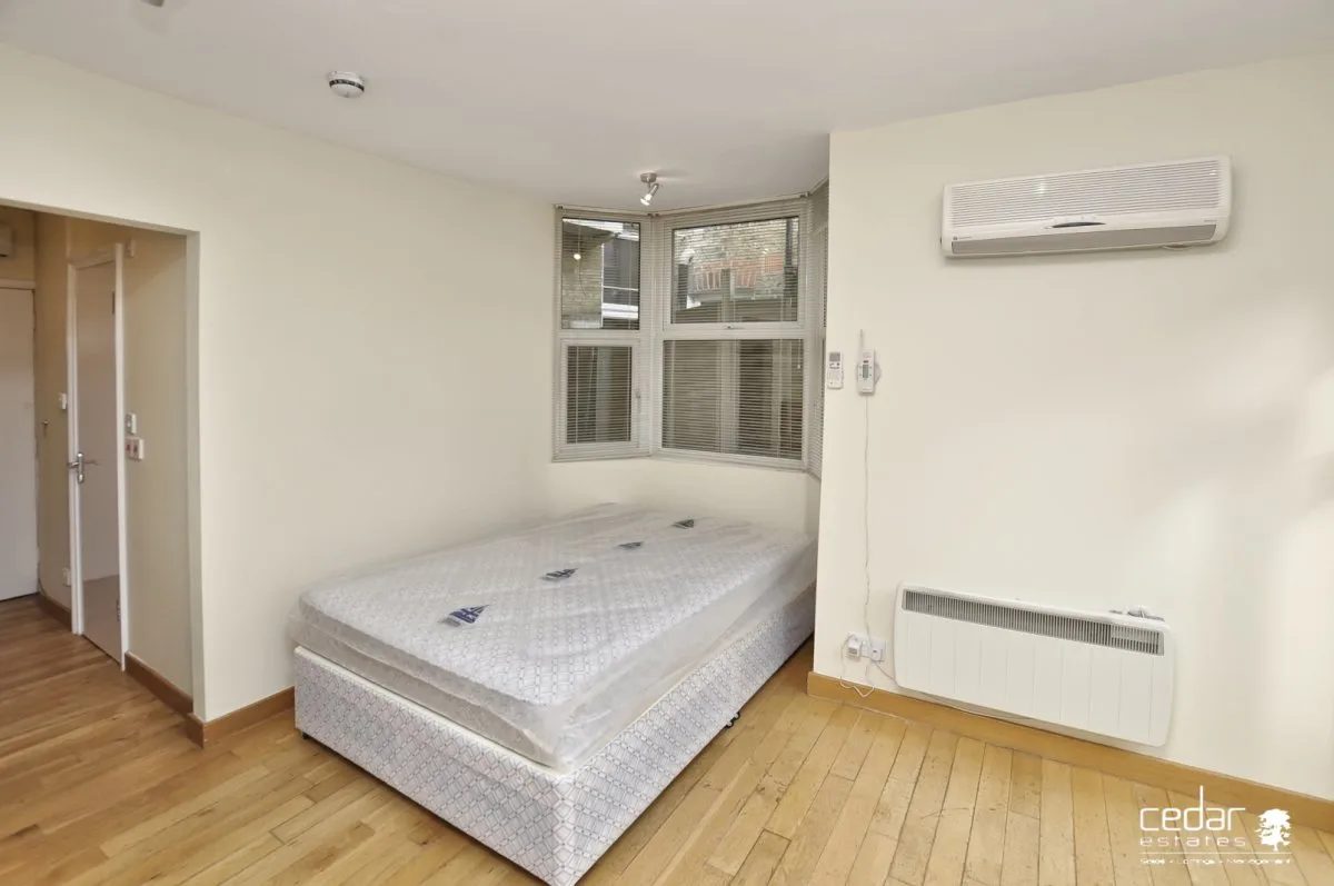 Flat Fortune Green Road in Greater London