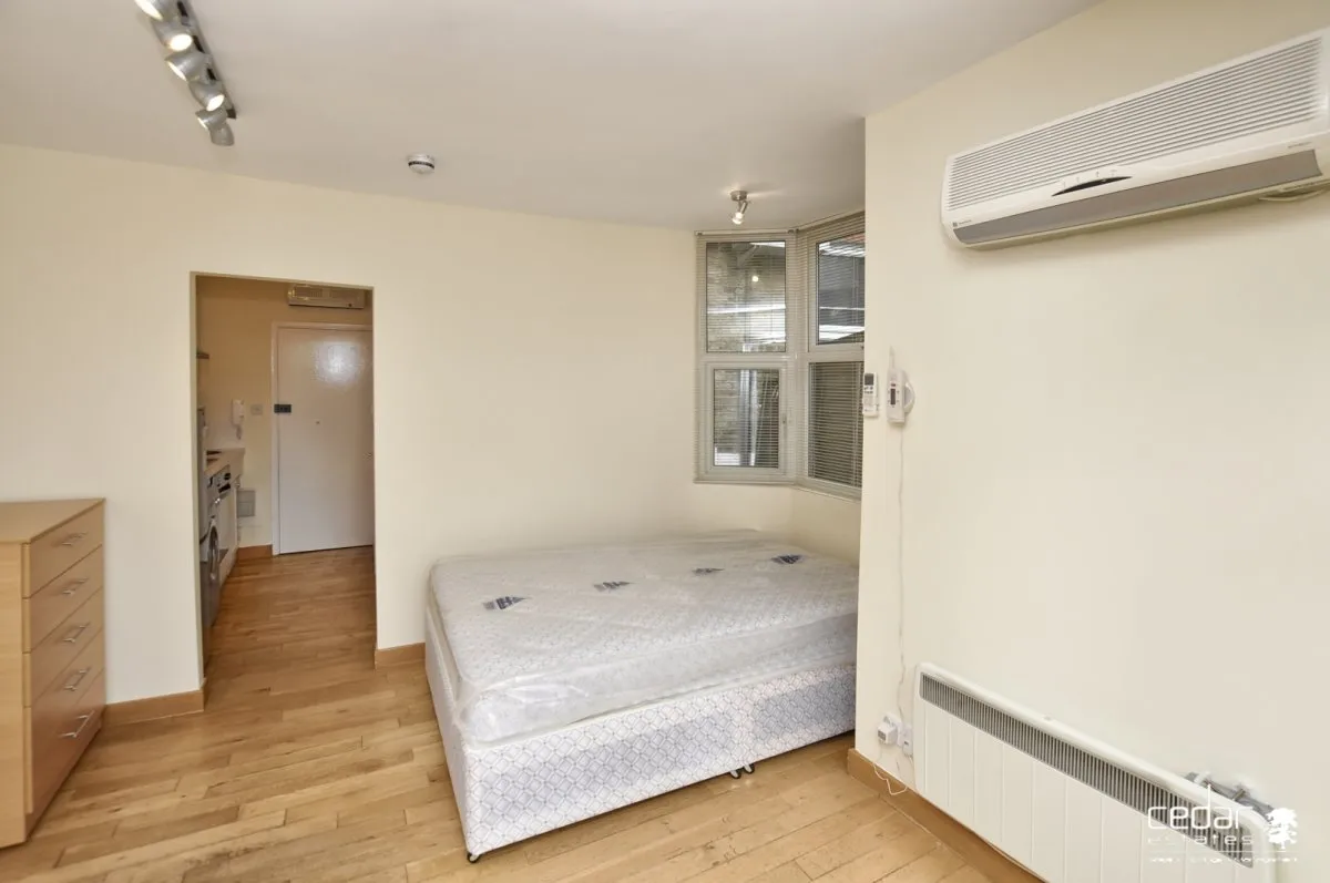 Flat Fortune Green Road in Greater London