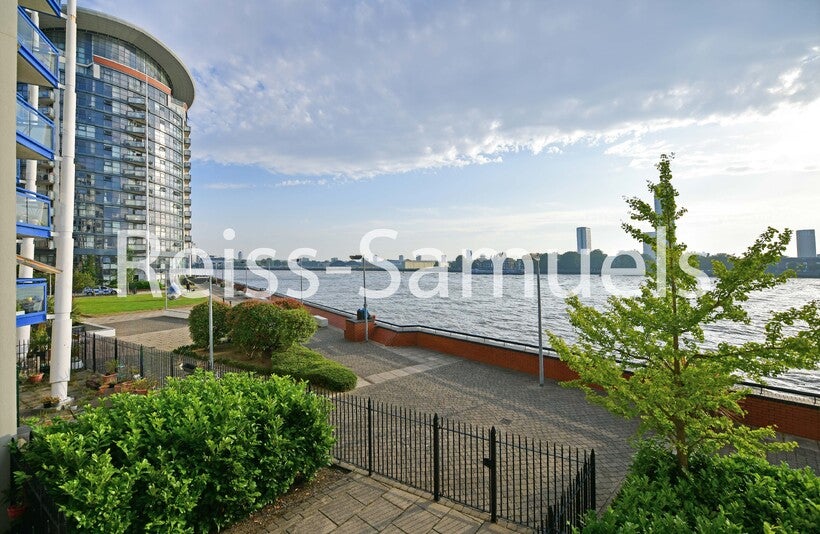 Flat Newton Place in Greater London