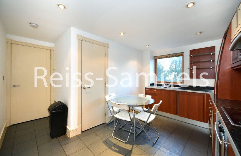 Flat Newton Place in Greater London
