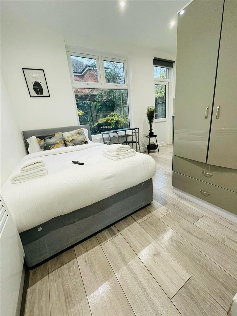 Flat Gowan Road in Greater London