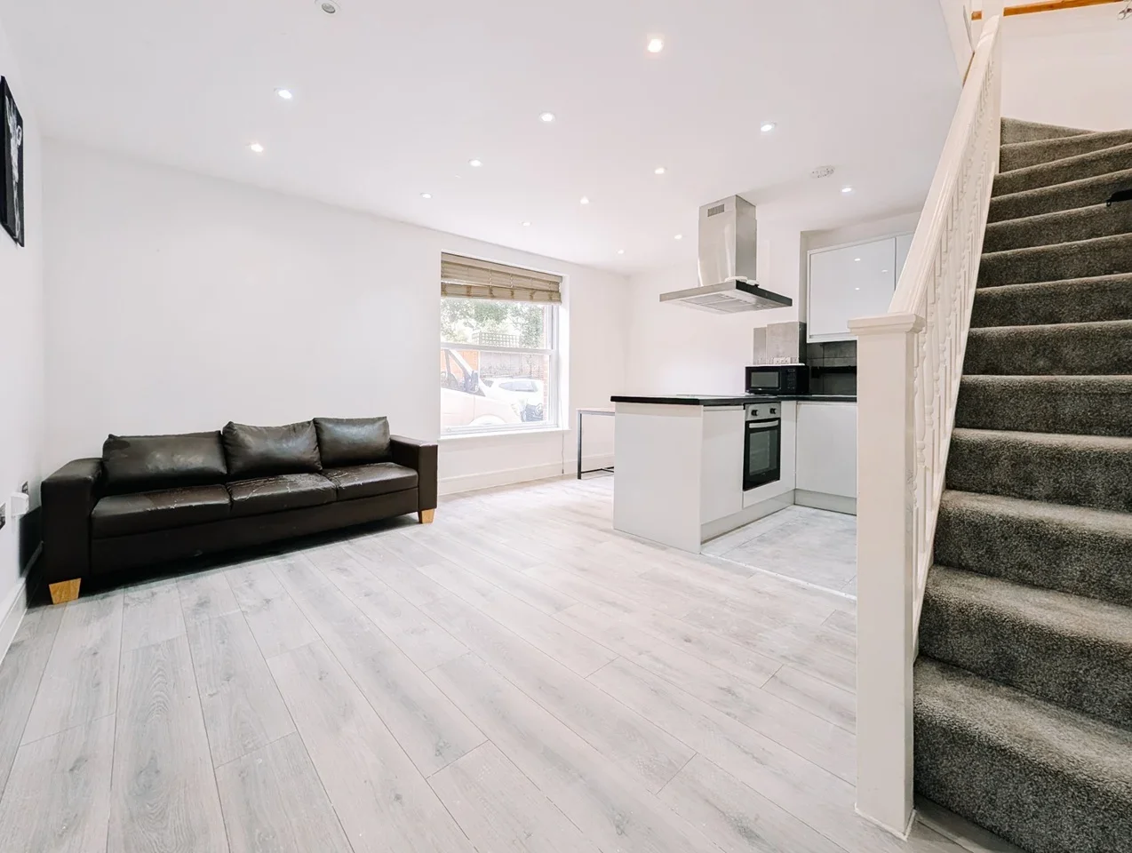 Flat Priory Road in Dartford