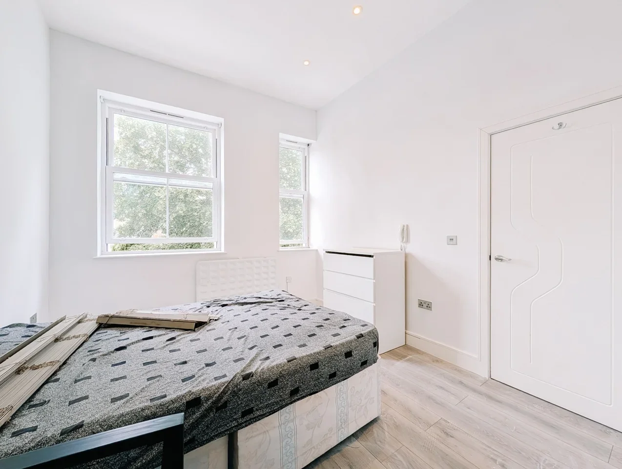 Flat Priory Road in Dartford