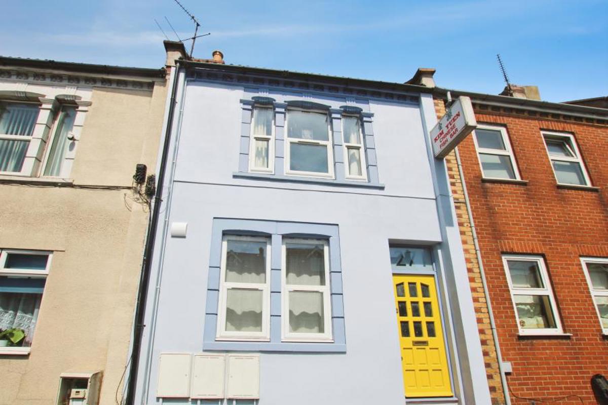 Flat Whitehall Road in Bristol
