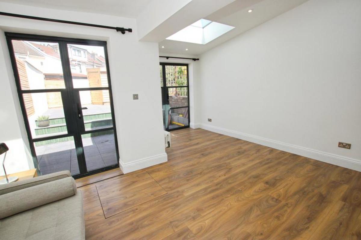 Flat Whitehall Road in Bristol