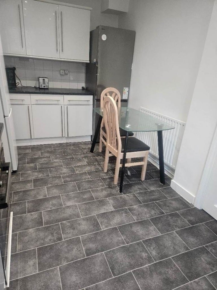 Room Downderry Road in Greater London