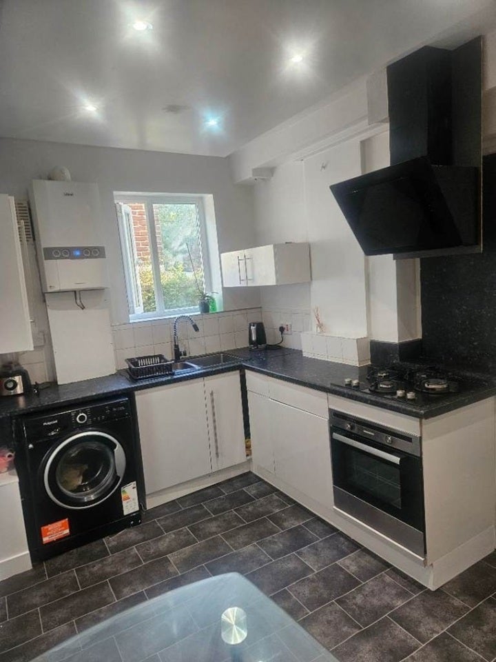Room Downderry Road in Greater London