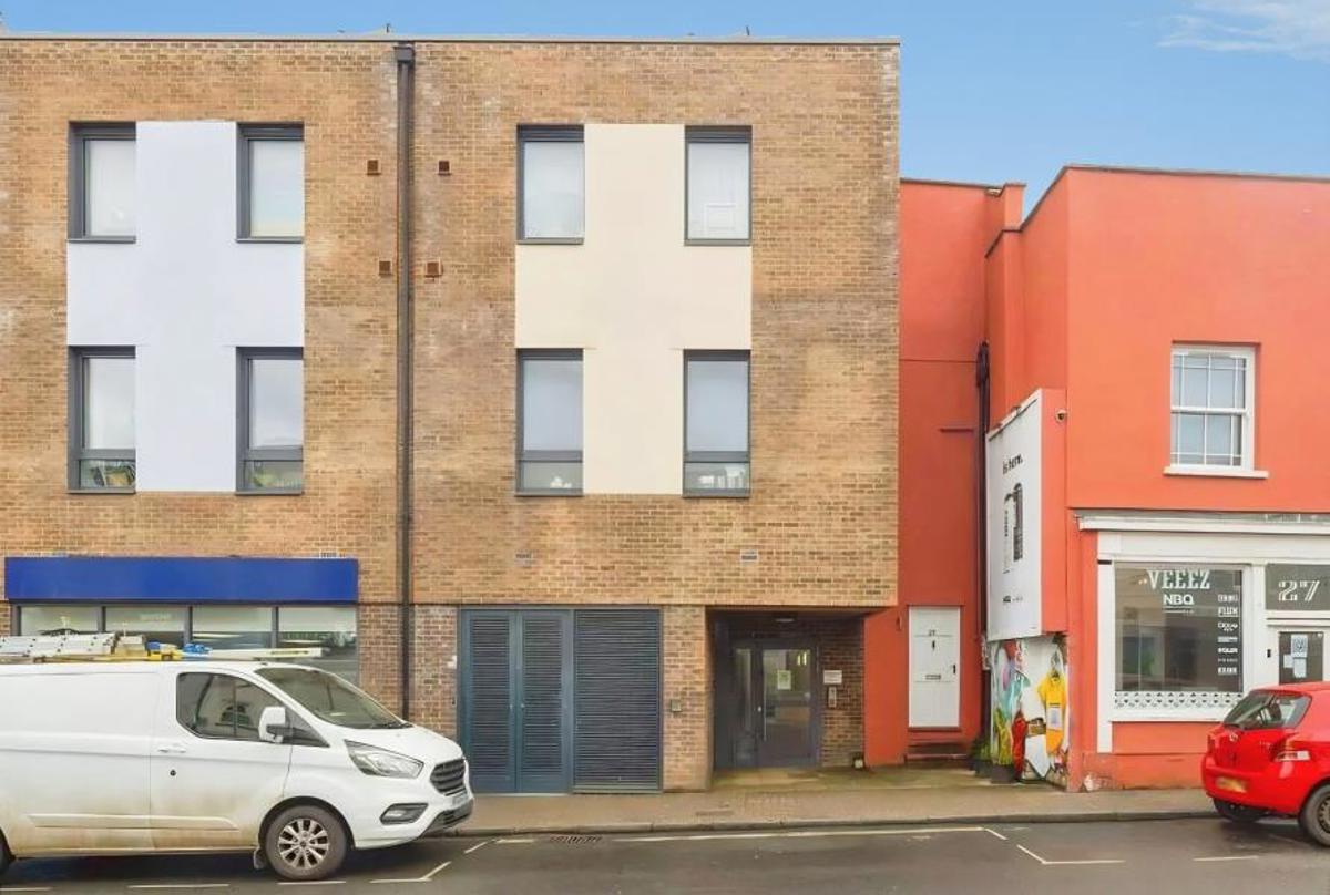 Flat Picture House Court in Bristol