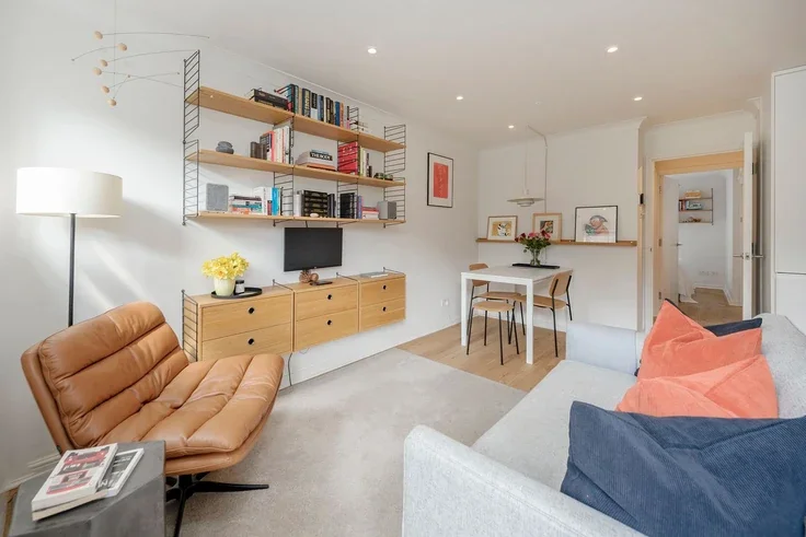 Flat Pine Street in Greater London